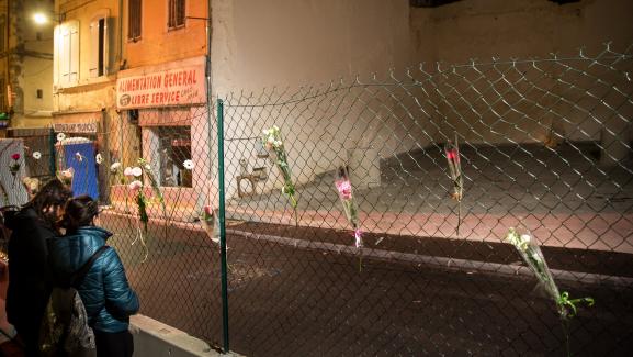 Des habitants se recueillent et accrochent des fleurs sur les lieux des effondrements d\'immeuble, le 5 novembre 2019, un an après le drame de la rue d\'Aubagne, à Marseille.