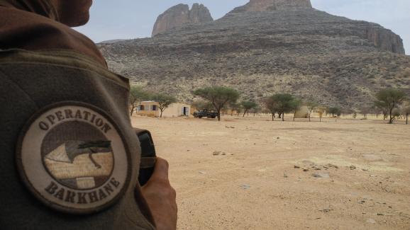 Un soldat français de la force Barkane devant le mont Hombori, au Mali, le 27 mars 2019.