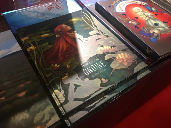 \"Ondine\", de Benjamin Lacombe (Albin Michel Jeunesse), sur le stand des éditions Albin Michel Jeunesse, Salon du livre jeunesse de Montreuil, novembre 2019