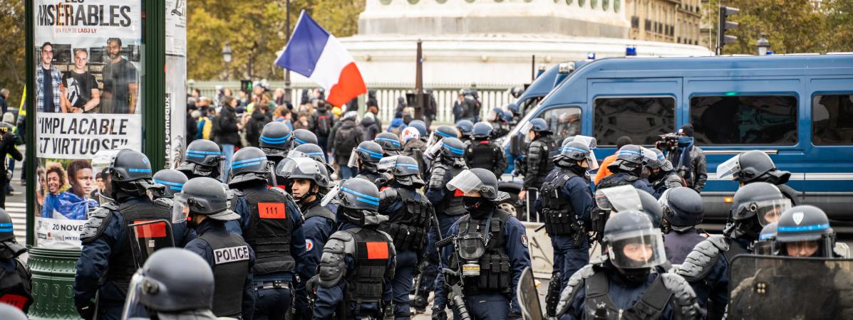 Sécurité Renforcée à Paris Gilets Jaunes Et Black Blocs