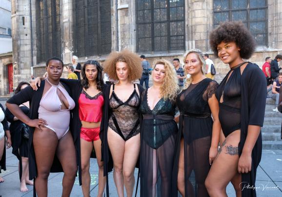 Les TASC (de gauche à droite) : Ella Saint-Honoré, Maeva Chambaz, Camille Adin, Georgia Stein, Leslie Lauthelin et Alexandra Pivard, habillées en lingerie Diva’s Boudoir, lors de happening de septembre 2019.