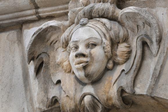 Mascaron, représentant une femme noire, apposé sur la façade de la place de la Bourse à Bordeaux.