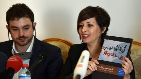 La directrice du bureau tunisien de Human Rights Watch, Amna Guellali, présente un document de 33 pages rédigé par son ONG pour dénoncer les effets de la loi draconienne de répression de la consommation de drogue. 2&nbsp;février 2016, Tunis. 