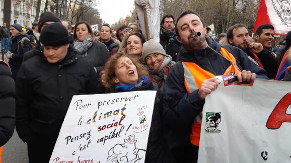 Béatrice en compagnie d\'un cheminot de la SNCF, le 10 décembre 2019, à l\'occasion de la nouvelle manifestation parisienne contre la réforme des retraites.