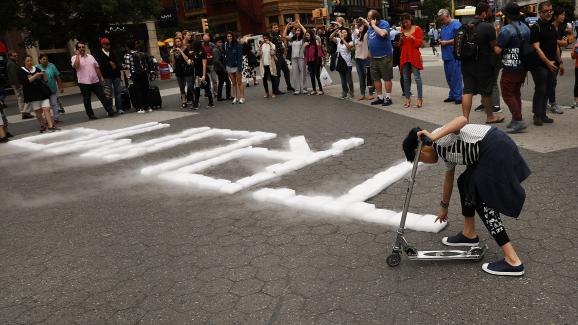 Installation de l\'artiste David Datuna sur Union Square à New York le 8 juin 2017.