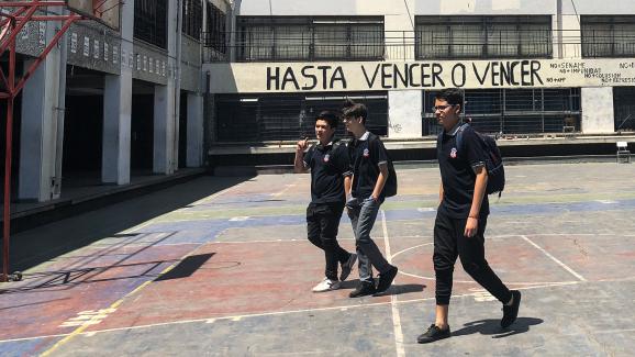 Des lycéens marchent dans la cour du lycée&nbsp;José Miguel Carrera, à Santiago, le 19 novembre 2019.