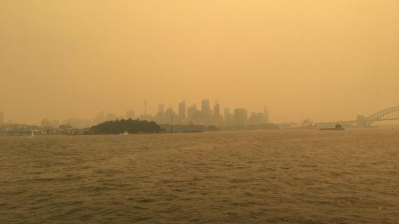 La \"Skyline\" de Sydney sous la fumee vue du ferry vers Manly