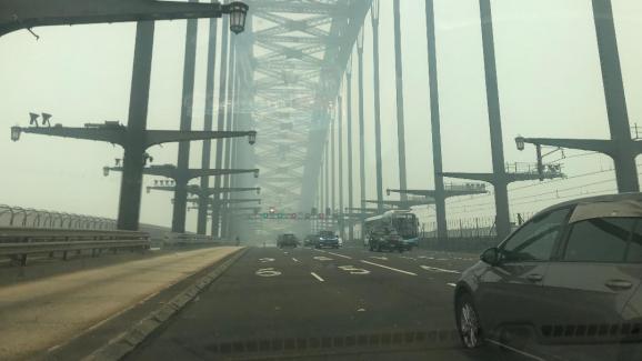 Un brouillard épais et suffocant sur le célèbre \"Harbour bridge\", le pont qui traverse la baie de Sydney et relie le quartier \"The rocks\" à \"Milsons Point\",&nbsp;noyé dans les fumées des incendies&nbsp;