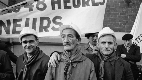 Les mineurs du bassin minier du Pas-de-Calais manifestent à Lens, en mars 1963.