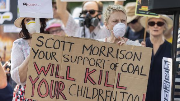 Des manifestants dans les rues de Sydney le 19 décembre 2019, en colère contre la décision du Premier ministre Scott Morrison de partir en vacances à Hawaï.&nbsp;