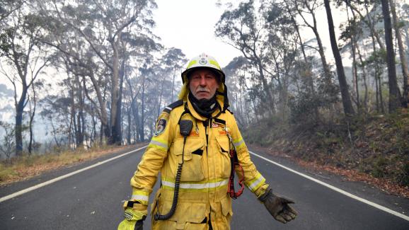 Un pompier volontaire surveille les feux de brousse dans la zone résidentielle de Dargan, à 120 kilomètres de Sydney, le 18 décembre 2019.&nbsp;