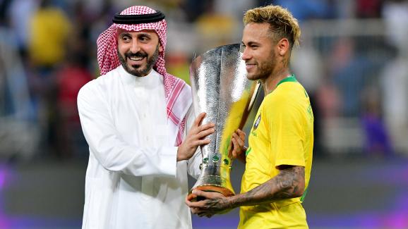 Le footballeur brésilien Neymar reçoit un trophée des mains du prince&nbsp;Abdul Aziz ben Turki&nbsp;Al Faisal après un succès en amical contre l\'Argentine, le 16 octobre 2018, à Djeddah (Arabie Saoudite).