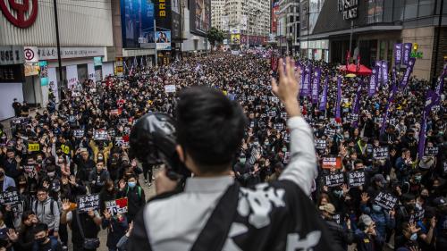 Hong Kong : des dizaines de milliers de personnes manifestent pour le Nouvel An