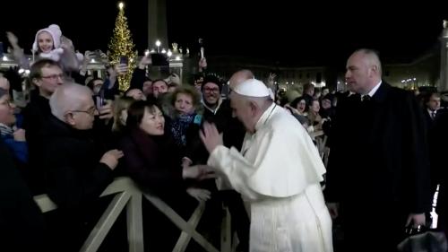 VIDEO. Le pape François tape sur le bras d'une fidèle pour se défaire de son étreinte