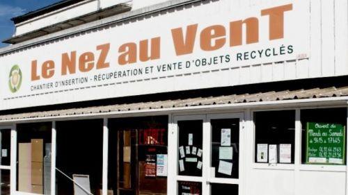 Hautes-Alpes : les employés d'une ressourcerie découvrent plus de 15 000 euros cachés dans un vieux meuble