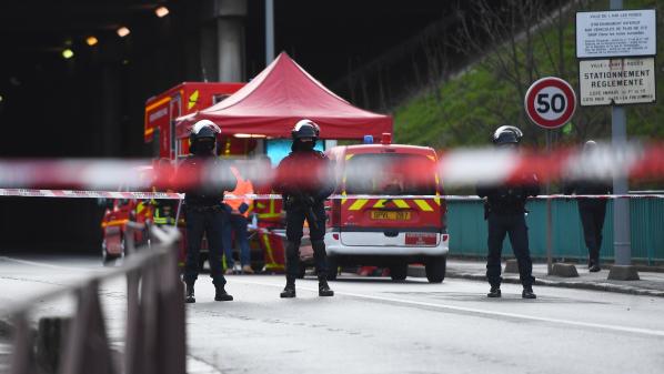 Attaque de Villejuif : surveillance renforcée dans des commissariats après la libération de la compagne de l'assaillant