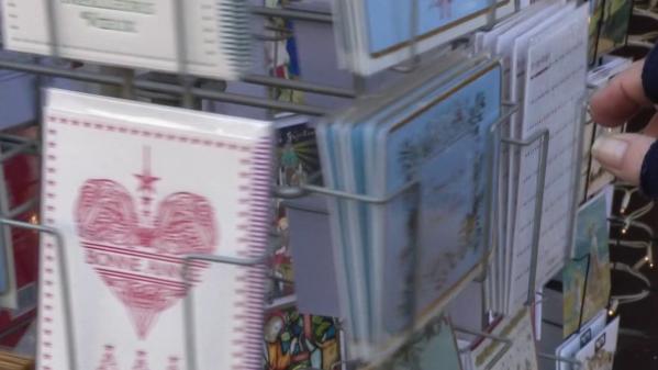 Franceinfo - TendancesTendance : les cartes de vSux postales résistent encore