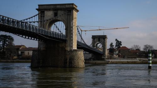 Entre la Drôme et l'Ardèche, un très vieux pont inquiète les riverains