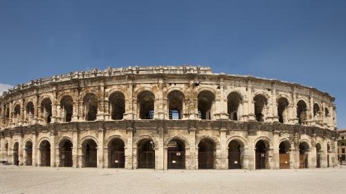 Mômes trotteurs. Balade dans les arènes de Nîmes