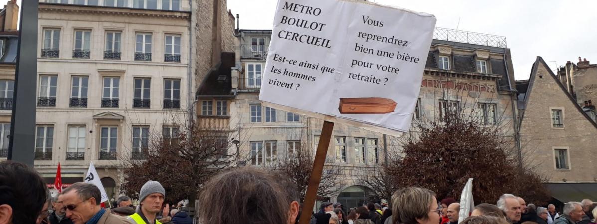 Des manifestants contre la réforme des retraites se sont rassemblés sur la place de la Révolution à Besançon jeudi 9 janvier.