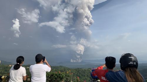 VIDEOS. Philippines : un volcan entre en éruption, des milliers d'habitants évacués