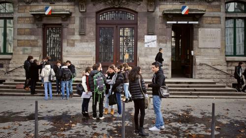 Les directeurs académiques touchent-ils une prime de fin d'année de 50 000 euros ?