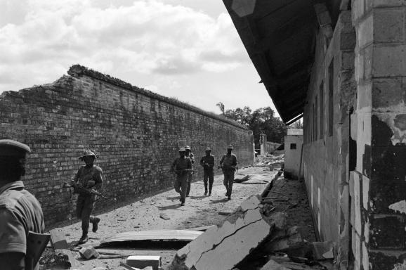 Des soldats de l\'armée fédérale nigériane&nbsp;patrouillent le 13 novembre 1967&nbsp;près de Calabar (sud-est), plus ancien port de la côte ouest-africaine repris aux forces sécessionnistes biafraises.