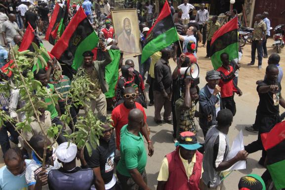 Des drapeaux biafrais sont brandis, le 29 février 2012 à Nwewi (sud-est du Nigeria), lors d\'une marche en l\'honneur du leader biafrais Odumegwu Emeka Ojukwu, décédé en novembre 2011.