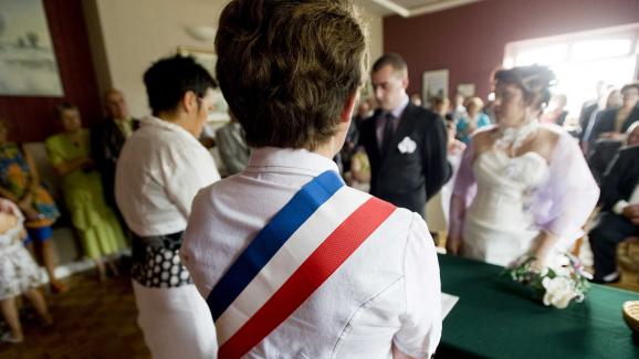 Le maire célèbre les mariages, enregistre les déclarations de naissance et de décès et tient les registres d\'état civil.