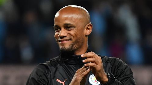 La médaille du jour. Le joueur de foot Vincent Kompany vient en aide aux SDF de Manchester