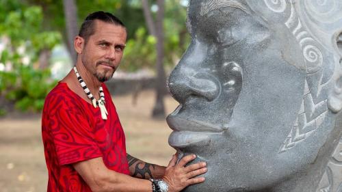 Teva Victor, fils du célèbre explorateur, se taille un prénom dans la sculpture en Polynésie