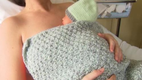 Solidarité : elles tricotent des vêtements adaptés aux bébés prématurés