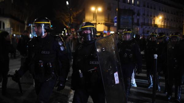 Violences policières : trois agents déposent plainte contre un manifestant