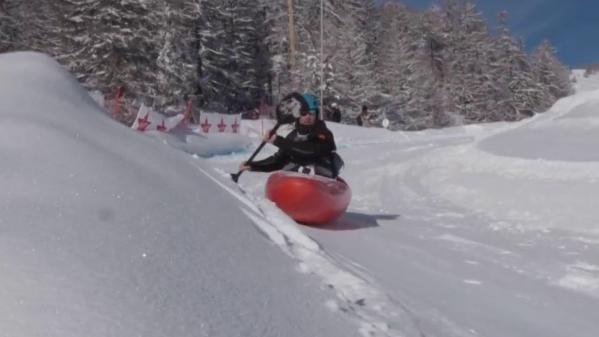 Découverte : le kayak de neige, un sport né il y a trois ans dans les Alpes