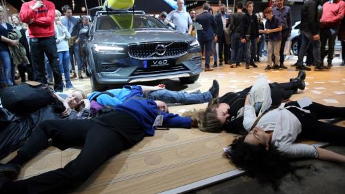 Extinction Rébellion : 185 militants arrêtés pour avoir mené une action dans un salon automobile à Bruxelles