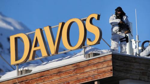 Des participants au Forum de Davos financent toujours massivement les énergies fossiles, dénonce Greepeance