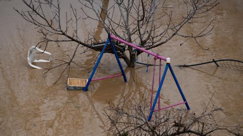 Eurozapping : la tempête Gloria tue en Espagne ; le Royaume-Uni a peur du virus mortel