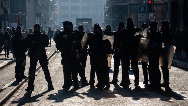 Manifestations : 45% des personnes interrogées jugent que les forces de l'ordre ont fait un usage excessif de la force, selon un sondage