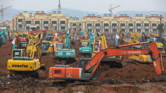 Le chantier de construction d\'un hôpital spécialisé dans la prise en charge du coronavirus, le 24 janvier, à Wuhan.&nbsp;