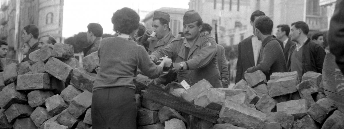 24 janvier 1960 : le début de la "semaine des barricades" à Alger pendant la guerre d’Algérie . 20829959