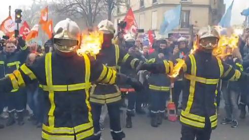 Les pompiers manifestent à Paris pour réclamer une hausse de leur salaire et le maintien de leur système de retraite