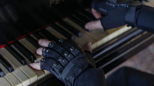 Un célèbre pianiste retrouve l'usage de ses mains grâce à des gants bioniques