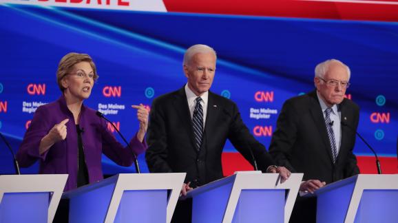 Elizabeth Warren, Joe Biden et Bernie Sanders lors d\'un débat pour les primaires du Parti démocrate, le 14 janvier 2020, à Des Moines (Iowa, Etats-Unis).