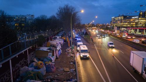 Le dernier campement de migrants du nord-est de Paris en cours d'évacuation par les forces de l'ordre