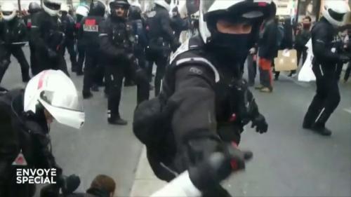 VIDEO. Les BRAV-M, les unités de police à moto, seraient-elles plus dangereuses pour les manifestants que pour les casseurs ?