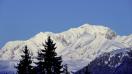 Le Mont-Blanc avec vue sur le domaine skiable des Contamines-Montjoie (Haute-Savoie).