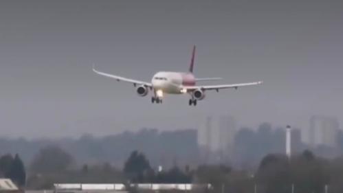 VIDEO. Des avions en grande difficulté face à la tempête Ciara au Royaume-Uni