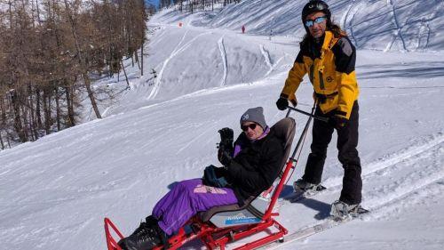 En fauteuil depuis 15 ans, un passionné de ski retrouve les pistes à Auron grâce au handiski