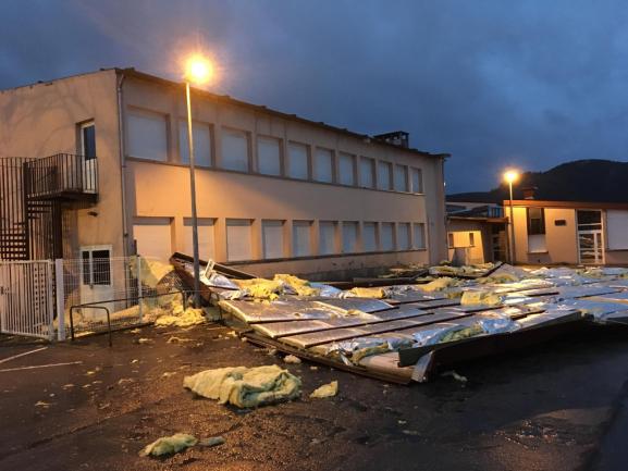 A Saint-Dié-des-Vosges (Vosges), 150 m2 d\'une toiture d\'école ont été soufflés par la tempête Ciara le 9 février 2020.