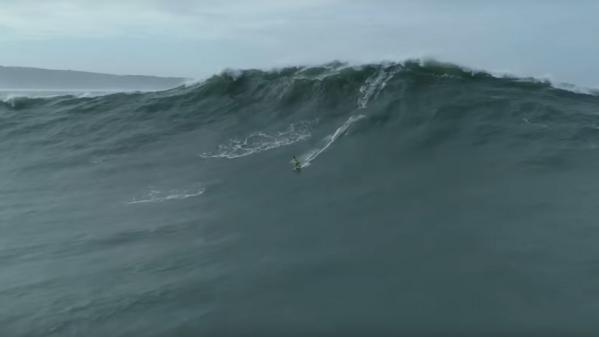 La médaille du jour. La surfeuse Justine Dupont affronte les vagues géantes du Nazaré Challenge au Portugal